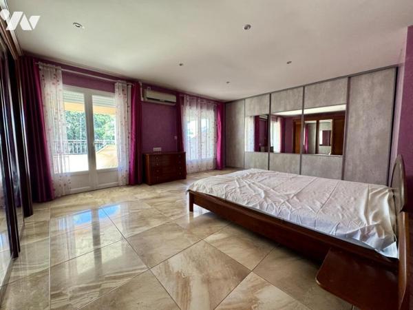 Villa T5 + maison T3 + deux terrains constructibles - 263 m²