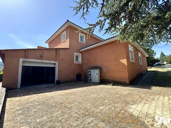 Villa T5 + maison T3 + deux terrains constructibles - 263 m²