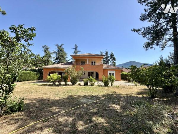 Villa T5 + maison T3 + deux terrains constructibles - 263 m²