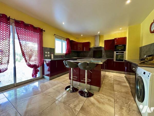 Villa T5 + maison T3 + deux terrains constructibles - 263 m²