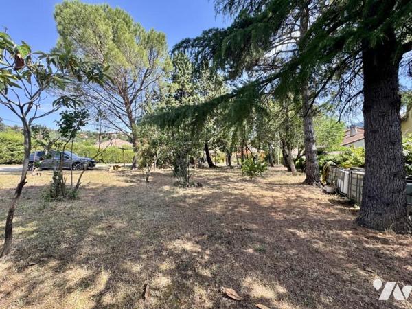 Villa T5 + maison T3 + deux terrains constructibles - 263 m²
