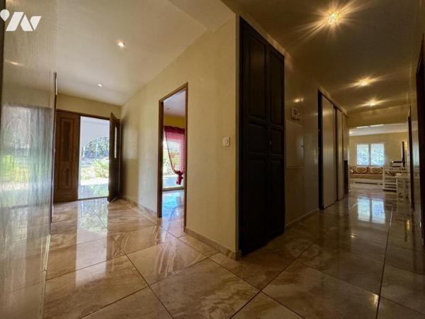 Villa T5 + maison T3 + deux terrains constructibles - 263 m²