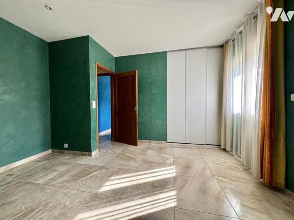 Villa T5 + maison T3 + deux terrains constructibles - 263 m²