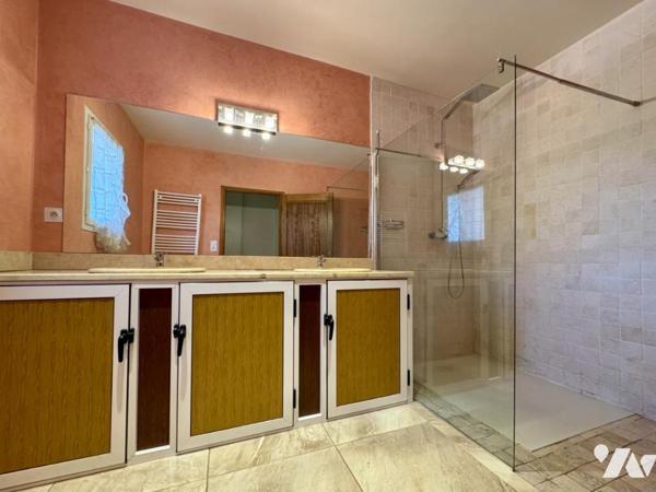 Villa T5 + maison T3 + deux terrains constructibles - 263 m²