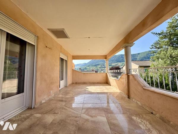 Villa T5 + maison T3 + deux terrains constructibles - 263 m²