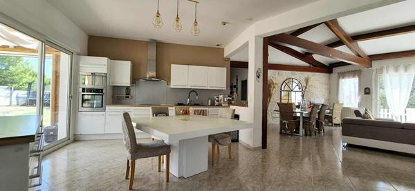 Maison Balaruc Le Vieux 6 pièce(s) 170 m2 avec garage piscine et dépendance