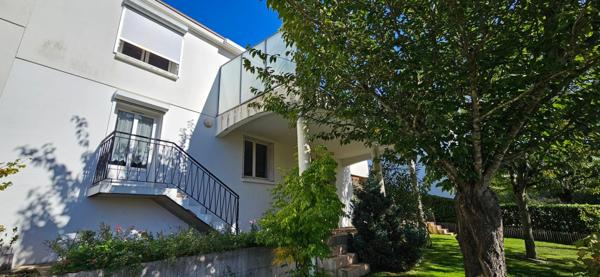 Les Robretières : Maison familiale avec 4 chambres et 2 garages.