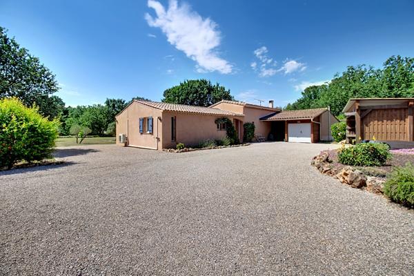 LES ARCS-SUR-ARGENS - A VENDRE - Maison de plain-pied de 140 m² avec piscine sur 5 265 m² de terrain - GARAGE - CARPORT - PANNEAUX SOLAIRE - FORAGE
