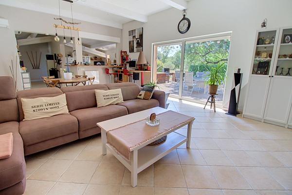 LES ARCS-SUR-ARGENS - A VENDRE - Maison de plain-pied de 140 m² avec piscine sur 5 265 m² de terrain - GARAGE - CARPORT - PANNEAUX SOLAIRE - FORAGE