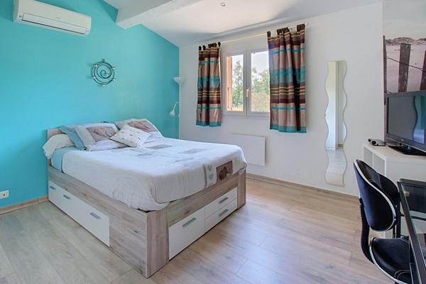 LES ARCS-SUR-ARGENS - A VENDRE - Maison de plain-pied de 140 m² avec piscine sur 5 265 m² de terrain - GARAGE - CARPORT - PANNEAUX SOLAIRE - FORAGE