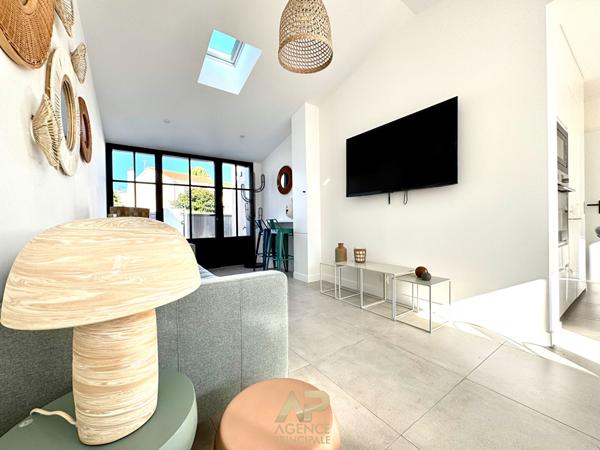 Maison de plain-pied - 4 pièces - La Rochelle secteur Parc des pères 535 000 € **  - Référence  JH704D7