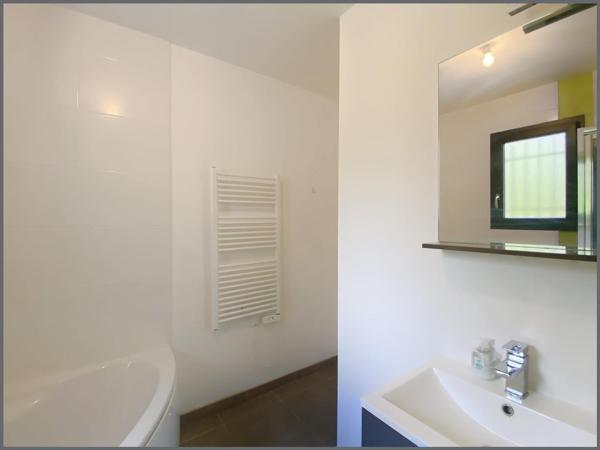 RARE SUR LE MARCHÉ – Maison de plain-pied en centre-ville d'Heric