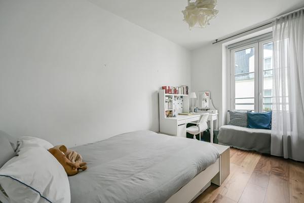 Entre la Place des Vosges et le village Saint Paul - Appartement baigné de lumière avec grande pièce de réception - PARIS
