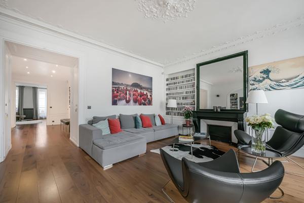 Entre la Place des Vosges et le village Saint Paul - Appartement baigné de lumière avec grande pièce de réception - PARIS