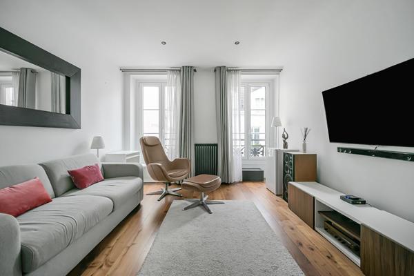 Entre la Place des Vosges et le village Saint Paul - Appartement baigné de lumière avec grande pièce de réception - PARIS