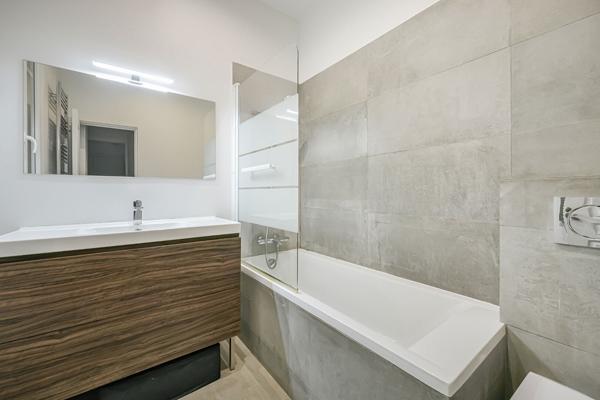 Entre la Place des Vosges et le village Saint Paul - Appartement baigné de lumière avec grande pièce de réception - PARIS