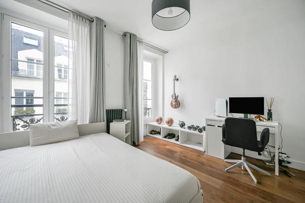 Entre la Place des Vosges et le village Saint Paul - Appartement baigné de lumière avec grande pièce de réception - PARIS