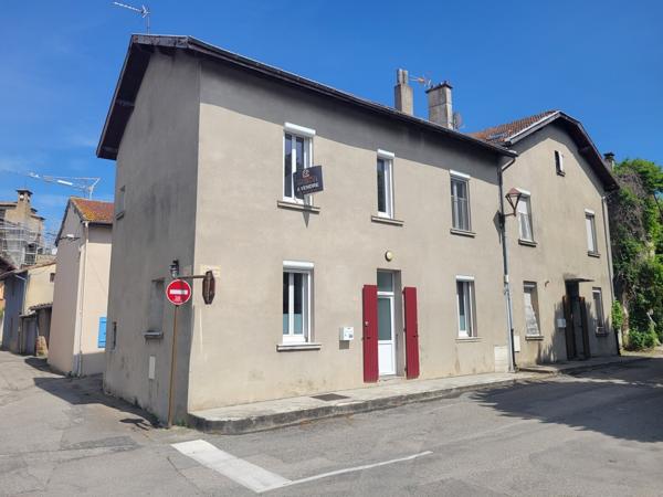 Maison de village avec garage et jardin