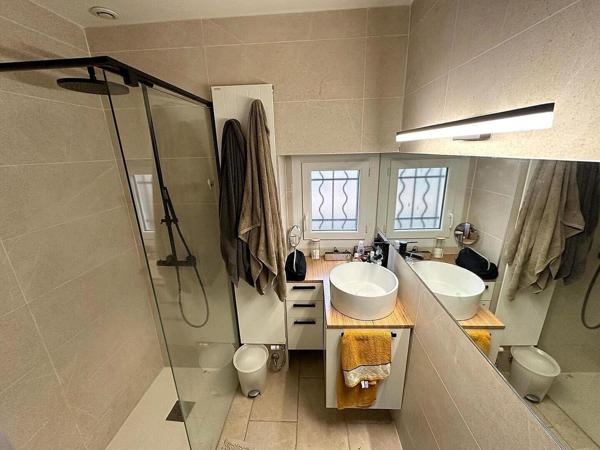 Maison de village avec garage et jardin