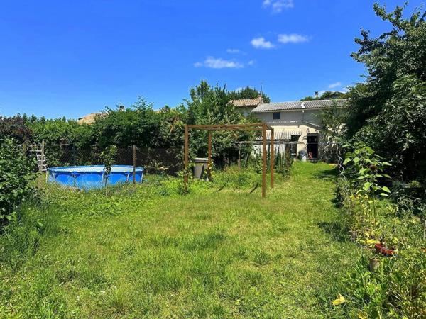 Maison de village avec garage et jardin