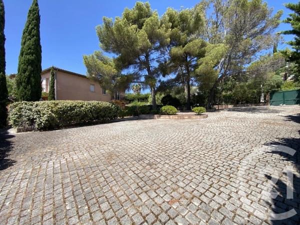 Maison à vendre  13 pièces - 750 m 2   LES ISSAMBRES  - 83