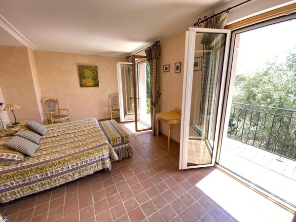 Maison à vendre  13 pièces - 750 m 2   LES ISSAMBRES  - 83