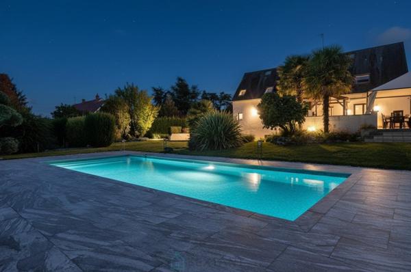Belles prestations : Maison 5 chambres, garage, piscine, jardin paysagé