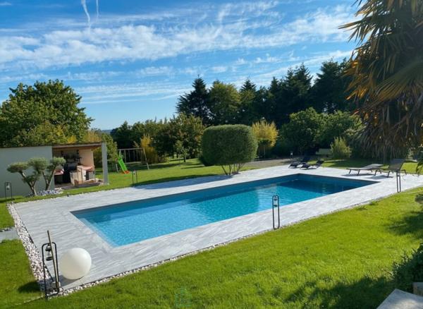 Belles prestations : Maison 5 chambres, garage, piscine, jardin paysagé