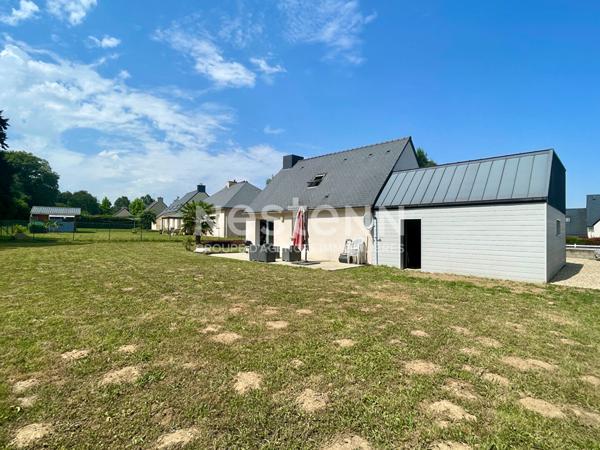Maison avec vie de plain-pied + 2 chambres à l'étage, terrain 700 m² constructible et grand garage de 50 m² en Bretagne / Morbihan sud.