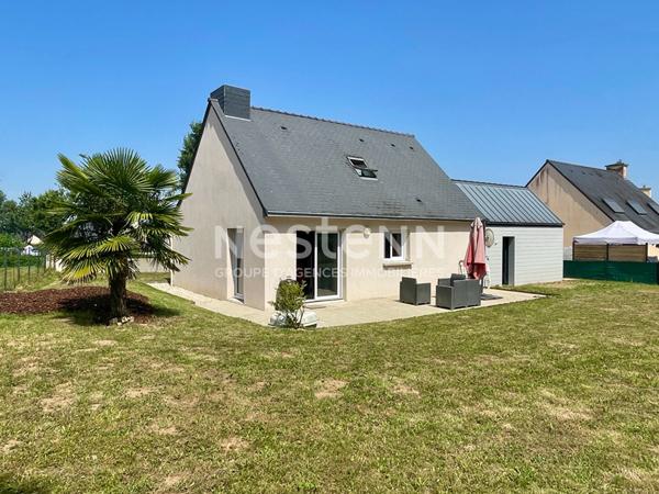 Maison avec vie de plain-pied + 2 chambres à l'étage, terrain 700 m² constructible et grand garage de 50 m² en Bretagne / Morbihan sud.