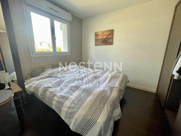 Maison avec vie de plain-pied + 2 chambres à l'étage, terrain 700 m² constructible et grand garage de 50 m² en Bretagne / Morbihan sud.