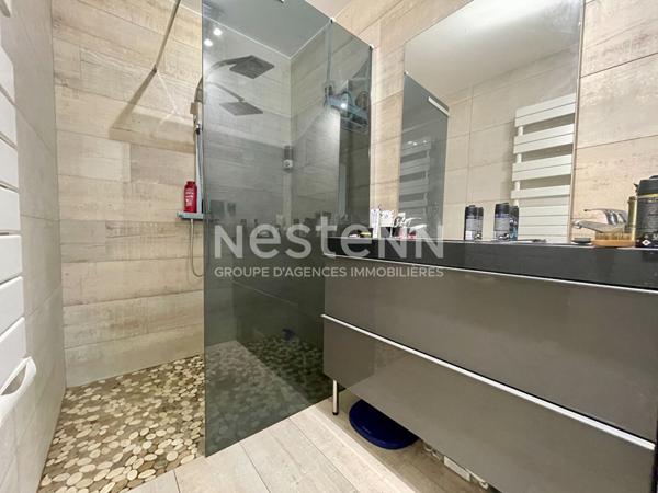 Maison avec vie de plain-pied + 2 chambres à l'étage, terrain 700 m² constructible et grand garage de 50 m² en Bretagne / Morbihan sud.