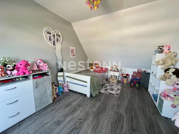 Maison avec vie de plain-pied + 2 chambres à l'étage, terrain 700 m² constructible et grand garage de 50 m² en Bretagne / Morbihan sud.