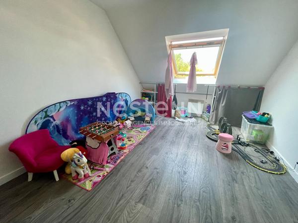 Maison avec vie de plain-pied + 2 chambres à l'étage, terrain 700 m² constructible et grand garage de 50 m² en Bretagne / Morbihan sud.