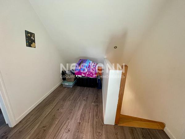 Maison avec vie de plain-pied + 2 chambres à l'étage, terrain 700 m² constructible et grand garage de 50 m² en Bretagne / Morbihan sud.