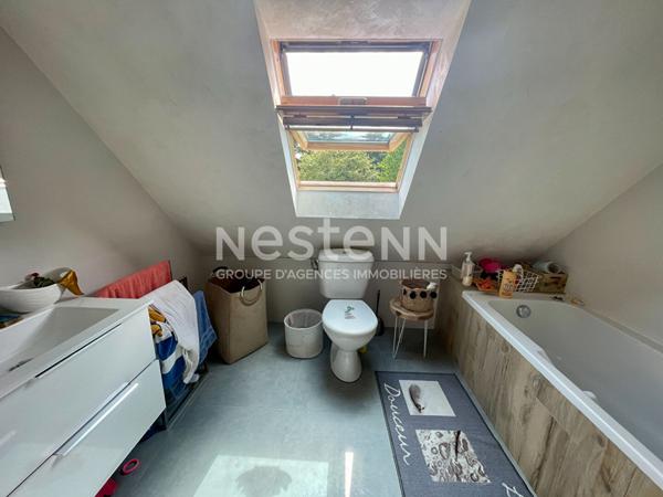 Maison avec vie de plain-pied + 2 chambres à l'étage, terrain 700 m² constructible et grand garage de 50 m² en Bretagne / Morbihan sud.