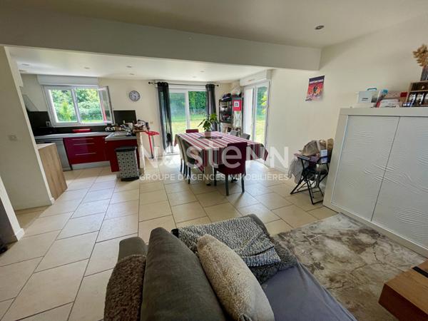 Maison avec vie de plain-pied + 2 chambres à l'étage, terrain 700 m² constructible et grand garage de 50 m² en Bretagne / Morbihan sud.