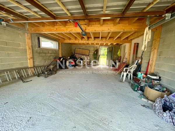 Maison avec vie de plain-pied + 2 chambres à l'étage, terrain 700 m² constructible et grand garage de 50 m² en Bretagne / Morbihan sud.