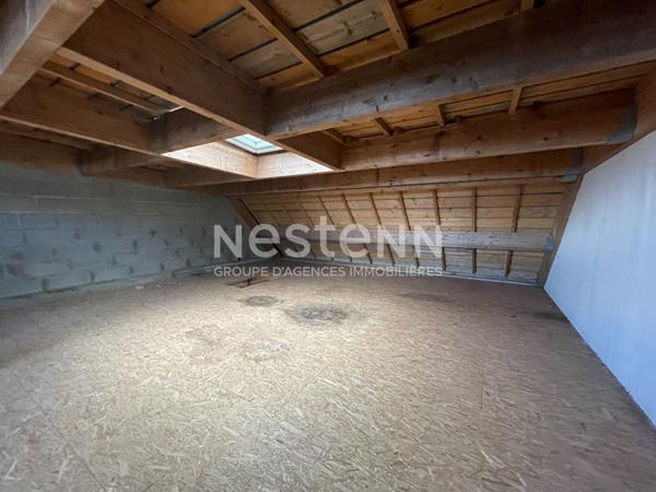 Maison avec vie de plain-pied + 2 chambres à l'étage, terrain 700 m² constructible et grand garage de 50 m² en Bretagne / Morbihan sud.