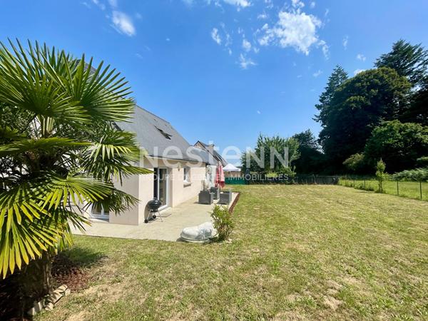 Maison avec vie de plain-pied + 2 chambres à l'étage, terrain 700 m² constructible et grand garage de 50 m² en Bretagne / Morbihan sud.