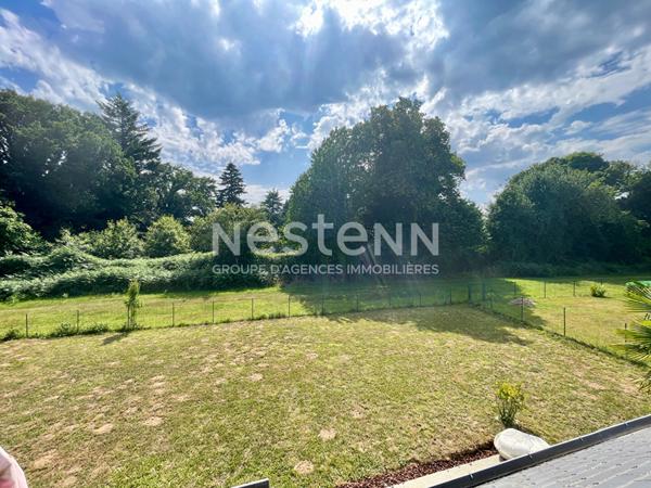 Maison avec vie de plain-pied + 2 chambres à l'étage, terrain 700 m² constructible et grand garage de 50 m² en Bretagne / Morbihan sud.