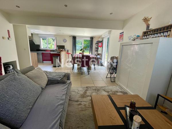 Maison avec vie de plain-pied + 2 chambres à l'étage, terrain 700 m² constructible et grand garage de 50 m² en Bretagne / Morbihan sud.