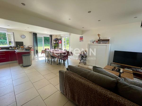 Maison avec vie de plain-pied + 2 chambres à l'étage, terrain 700 m² constructible et grand garage de 50 m² en Bretagne / Morbihan sud.