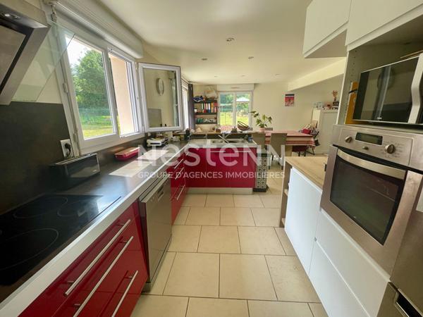 Maison avec vie de plain-pied + 2 chambres à l'étage, terrain 700 m² constructible et grand garage de 50 m² en Bretagne / Morbihan sud.