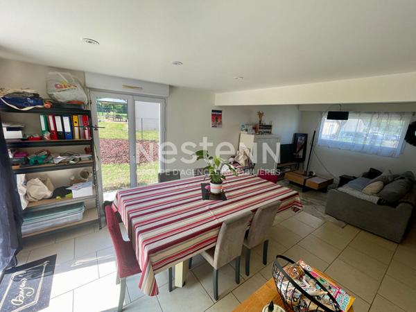 Maison avec vie de plain-pied + 2 chambres à l'étage, terrain 700 m² constructible et grand garage de 50 m² en Bretagne / Morbihan sud.