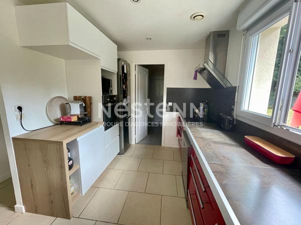 Maison avec vie de plain-pied + 2 chambres à l'étage, terrain 700 m² constructible et grand garage de 50 m² en Bretagne / Morbihan sud.