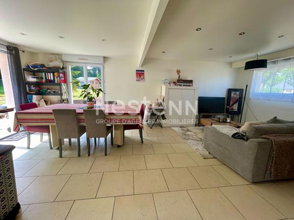 Maison avec vie de plain-pied + 2 chambres à l'étage, terrain 700 m² constructible et grand garage de 50 m² en Bretagne / Morbihan sud.