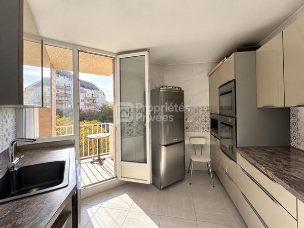 94000 CRÉTEIL PORT - APPARTEMENT 5 PIÈCES RÉNOVÉ DE 80 M² - 3 CHAMBRES + BALCON + PARKING, VUE PORT