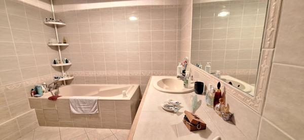 Bourg En Bresse ,en hyper centre , belle maison de ville de  218 m2 , avec studio independant et local commercial loué sur 275 m2 de terrain clos