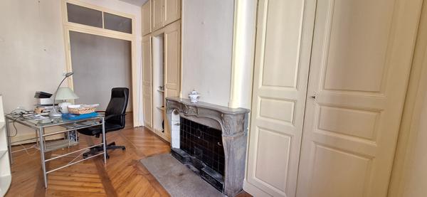 Bourg En Bresse ,en hyper centre , belle maison de ville de  218 m2 , avec studio independant et local commercial loué sur 275 m2 de terrain clos